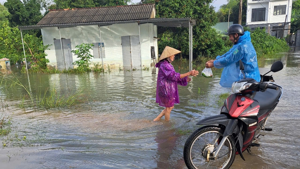 Quảng Ngãi: Nước rút, chính quyền hỗ trợ dân dọn dẹp nhà cửa